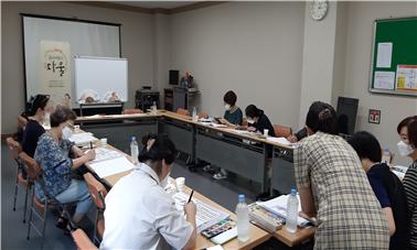 사진2_켈리그라피 배우는 모습.png.jpg